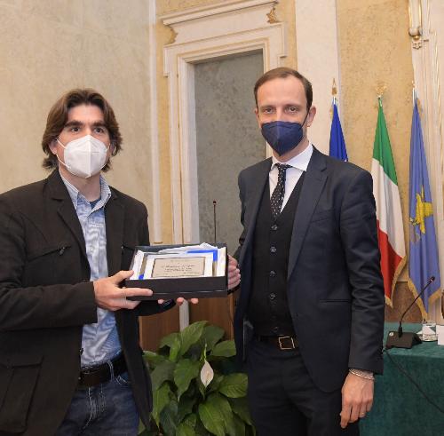 Il governatore del Friuli Venezia Giulia Massimiliano Fedriga consegna una targa ad Andrea Zugna